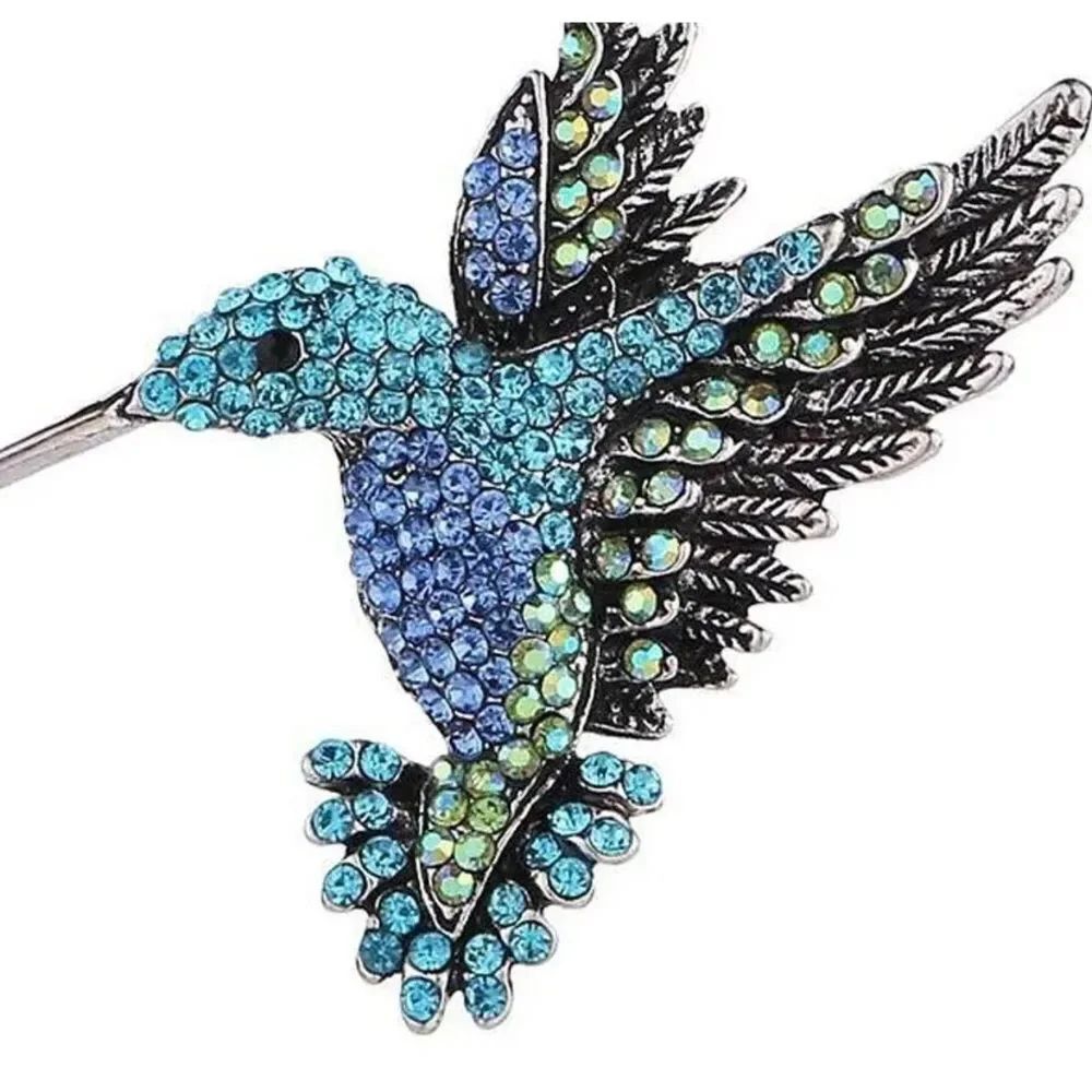 ✨ Betsey Johnson sparkling blues & green crystal hummingbird brooch ⭐️